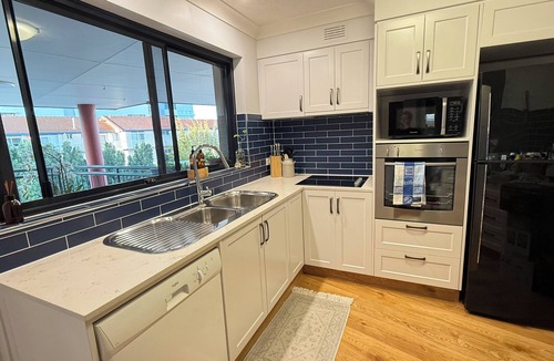 Labrador Apartment | Broadwater Apartment with Balcony & Water Views