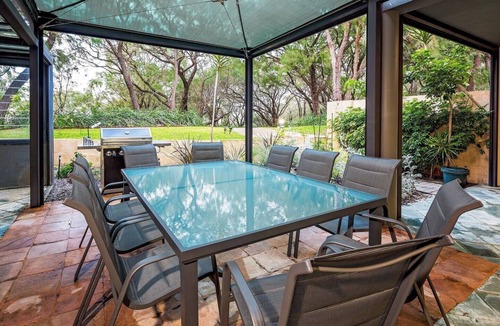 Broadwater House | Broadwater Bliss Beachside Escape w Resort Perks