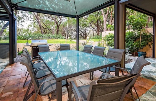 Broadwater House | Broadwater Bliss - Beachside Escape with Resort Perks