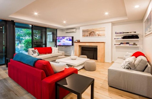 Broadwater House | Broadwater Bliss - Beachside Escape with Resort Perks