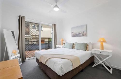 Labrador Apartment | Broadwater Waterfront Balcony near Sea World
