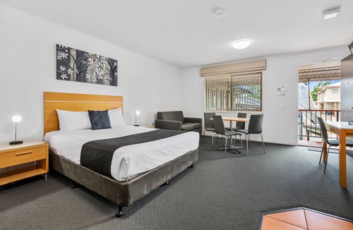 Hillcrest Hotel | Browns Plains Motor Inn