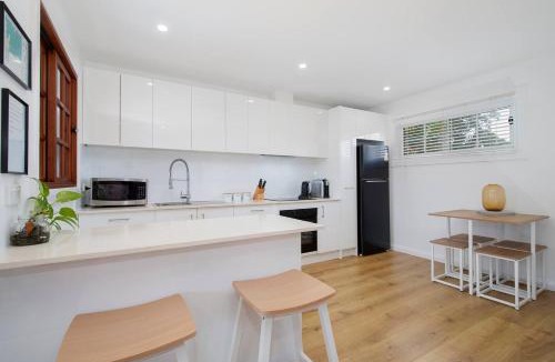 Merewether Apartment | Buchanan Hideout - Cosy Bungalow by Merewether Beach