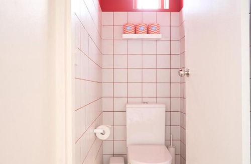 Collingwood North Apartment | Budd Place Sunny Top-Floor Stay with Parking