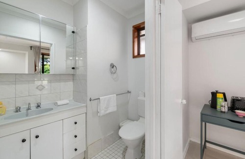 Robertson Apartment | Budget 1Bed Studio Near Top Malls and Transit