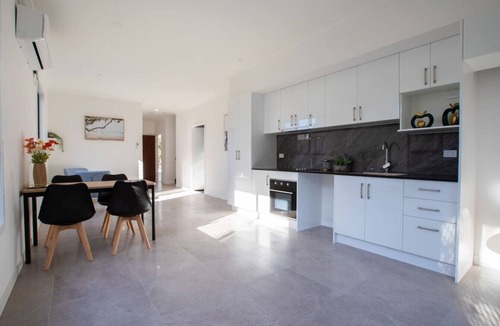 Oxley House | Budget Private Suite w/Kitchen, Ensuite & A/C