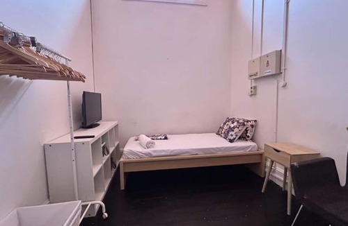Adelaide Central Business District Hostel | Budget Single Room in CBD