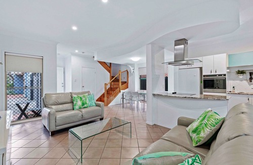 Balmoral House | Bulimba Central 2BR -Sleeps 6, Courtyard