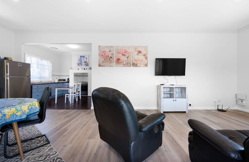 Beachlands House | BUNGALOW ON BURGES Ideal for both workers or families, nice and close to town