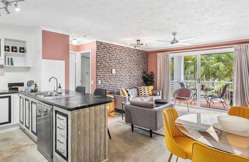 Burleigh Heads Apartment | Burleigh Beachside: Pool Parking & Beach Access