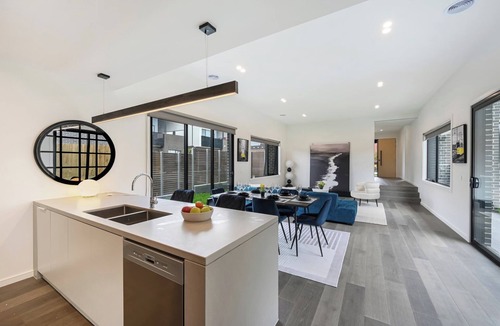 Burwood East House | Burwood Brickworks Villa Walk to Shops & Park