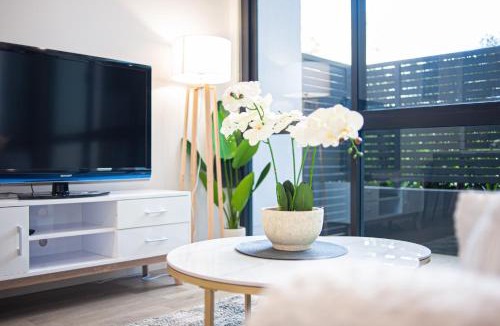 Burwood Apartment | Burwood stunny apt with Parking Train&Shopping