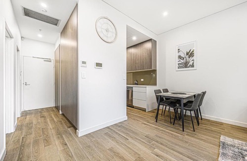 Burwood Apartment | Burwood stunny apt with Parking Train&Shopping