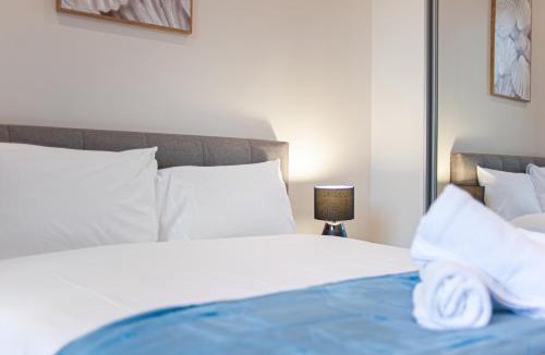 Burwood Apartment | Burwood stunny apt with Parking Train&Shopping