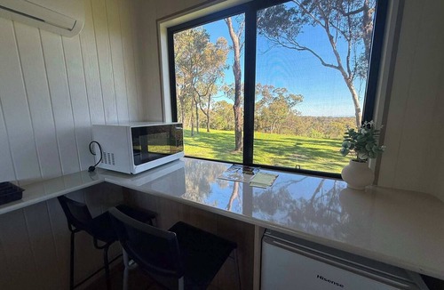 Canoelands House | Bushland Views Tiny House: Fire Pit & Wilderness
