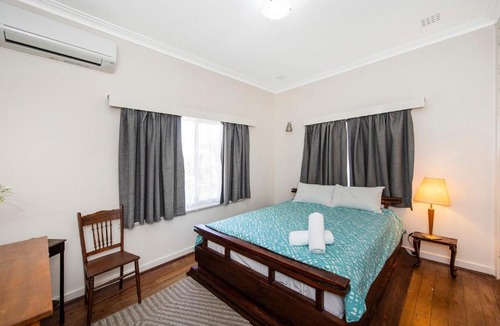 Busselton House | Busselton River Cottage with WiFi
