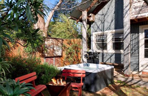Leura House | Buttercup Oasis Rustic Cabin Hot Tub and Firepit