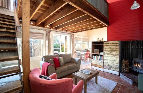 Leura House | Buttercup Oasis Rustic Cabin Hot Tub and Firepit