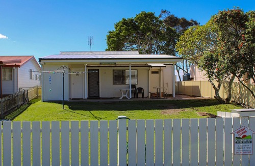 Crescent Head House | By The Lake Cottage Crescent Head