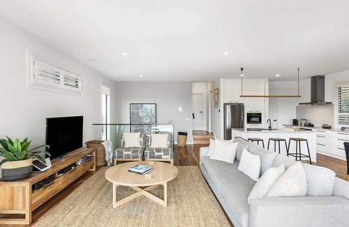 Mount Martha House | Byron by the Beach | Luxury Heated Pool and Views