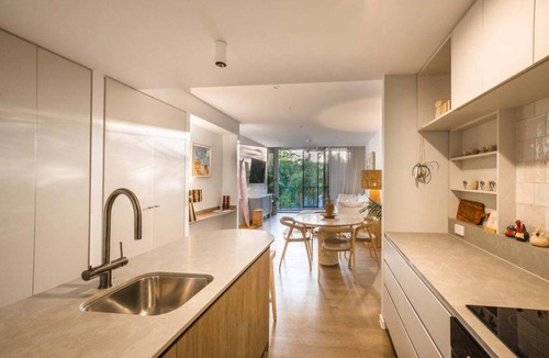 Byron Bay Apartment | Byron Vibes - Luxury Couples Apartment in Jonson Lane, Byron Bay + Rooftop Pool
