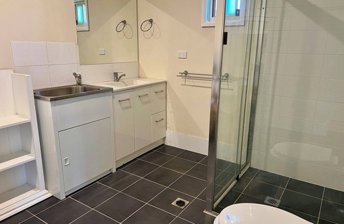 Windermere Park Apartment | Cabin style garden studio near the lake with private access.