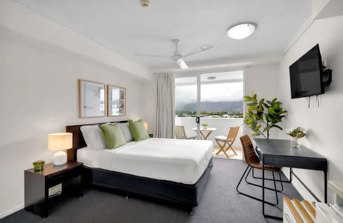 Cairns Central Business District Apartment | Cairns Central Adjacent Suites, Steps to Esplanade