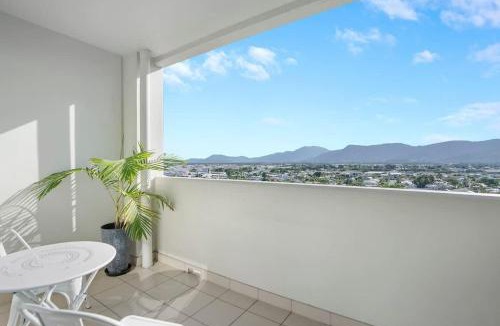 Cairns Central Business District Hotel | Cairns Central Getaway - A Sleek City Studio