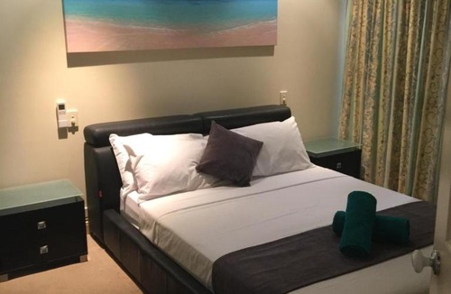 White Rock Apartment | Cairns Golf Course Apartment