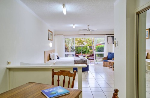 Cairns North Hotel | Cairns Queenslander Hotel & Apartments