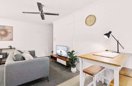 Edge Hill Apartment | Cairns Retro Studio—Cosy Stay near Botanic Gardens