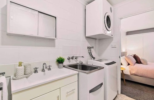 Edge Hill Apartment | Cairns Retro Studio—Cosy Stay near Botanic Gardens