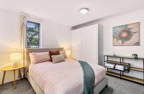 Edge Hill Apartment | Cairns Retro Studio - Cosy Stay near Botanic Gardens