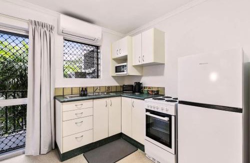 Edge Hill Apartment | Cairns Retro Studio - Cosy Stay near Botanic Gardens