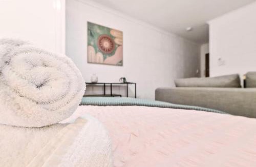 Edge Hill Apartment | Cairns Retro Studio - Cosy Stay near Botanic Gardens