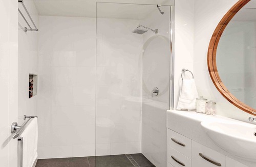 Battery Hill Apartment | Caloundra Poolside Paradise