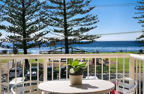 Mermaid Beach Apartment | Camden House Opposite Mermaid Beach