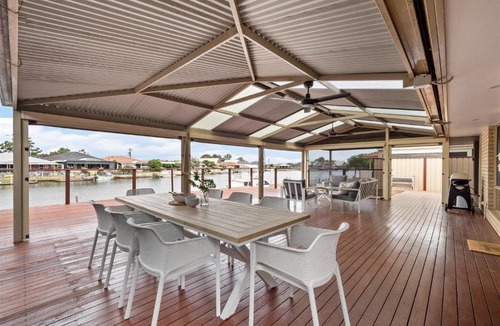 South Yunderup House | Canal escape with private jetty and huge deck