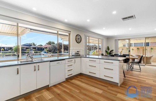 South Yunderup Apartment | Canal-Side Retreat with Private Jetty and Kayaks