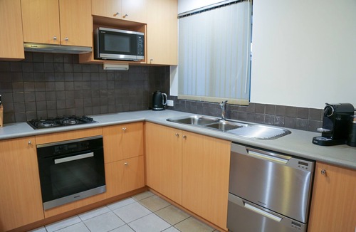 Halls Head House | Canal Views - accommodation in Halls Head, Mandurah: dolphins, sunrises and more