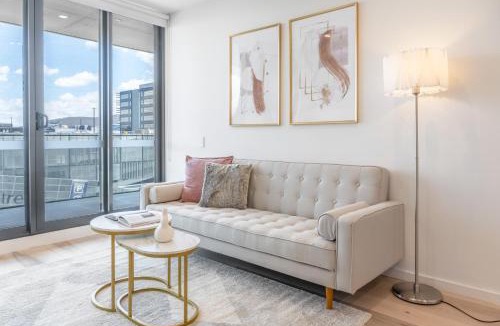 Braddon Apartment | Canberra Charm, Sleek 1BR in CBD w Parking n View