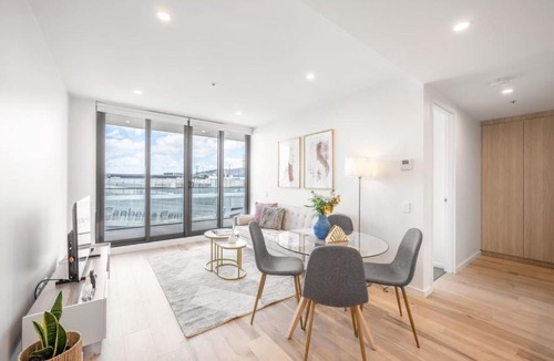 Braddon Apartment | Canberra Charm, Sleek 1BR in CBD w Parking n View