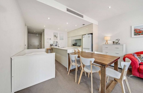 Kingston Apartment | Canberra Lakefront 2-Bed with Pool,