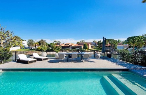 Isle Of Capri House | Capri Waterfront Oasis Pool, 4bd steps to Surfers