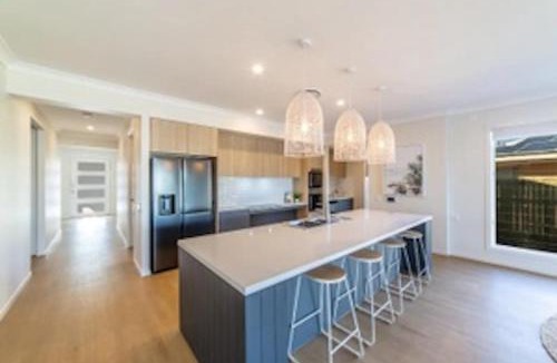 Surfers Paradise House | Capri Waterfront Resort-Style 5BR & Pool