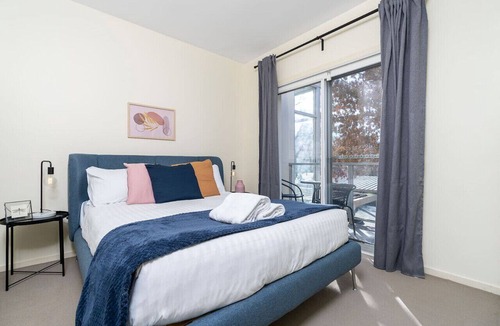 Lyneham Apartment | Captivating 3BR/2BA APT close to Dickson Shopping!