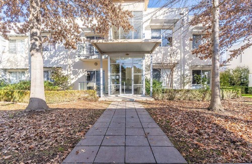 Lyneham Apartment | Captivating 3BR/2BA APT close to Dickson Shopping!