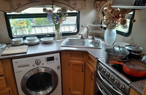 Tatiara House | Caravan large kitchen shower toilet fridge airconditioned washing machine