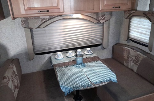 Tatiara House | Caravan large kitchen shower toilet fridge airconditioned washing machine