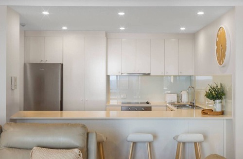 Main Beach Apartment | Carrington Coastal Escape - Views, Wi-fi, Parking